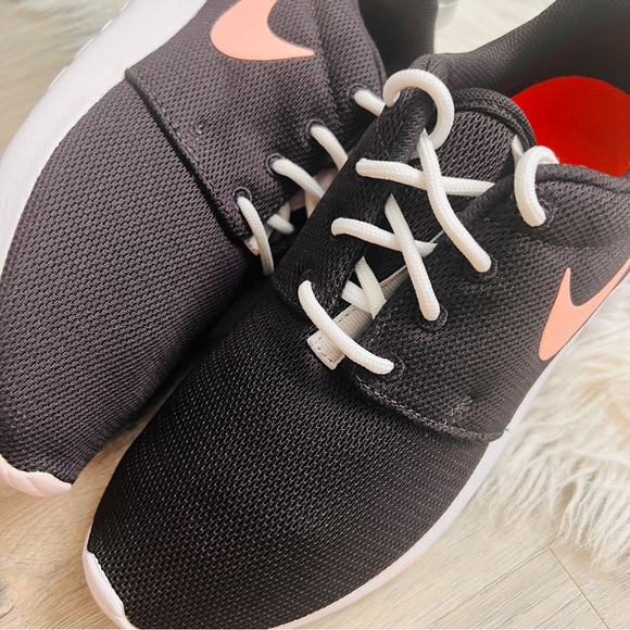 NWT Nike Roshe One Women’s Shoes - Picture 4 of 8